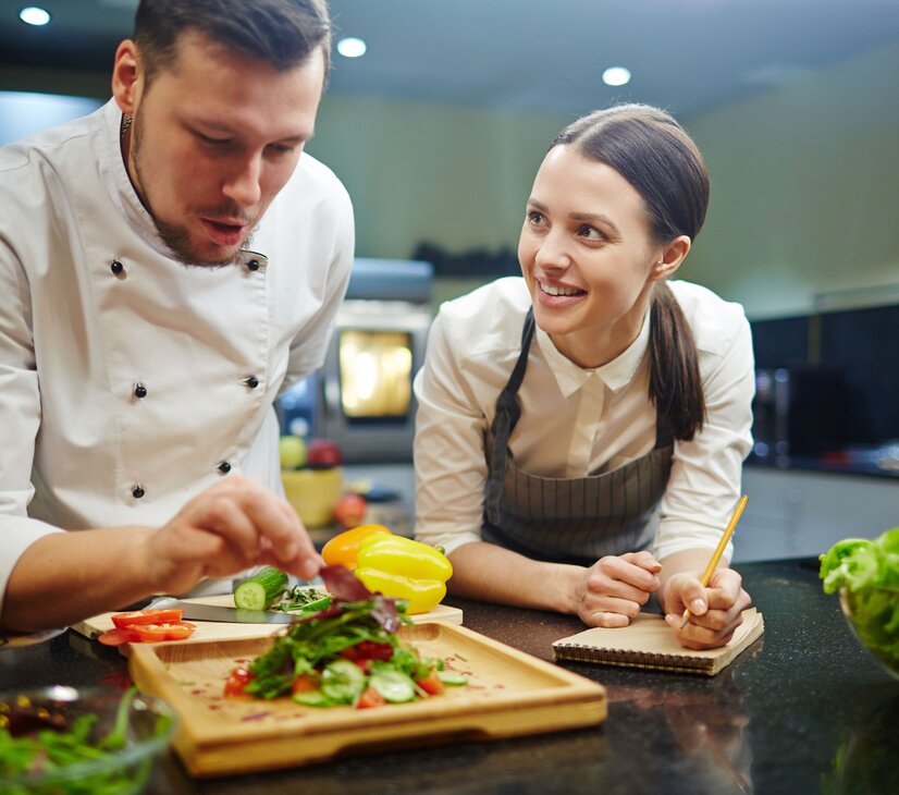 Mitarbeiter der Küche kreieren ein Gericht | © Getty Images