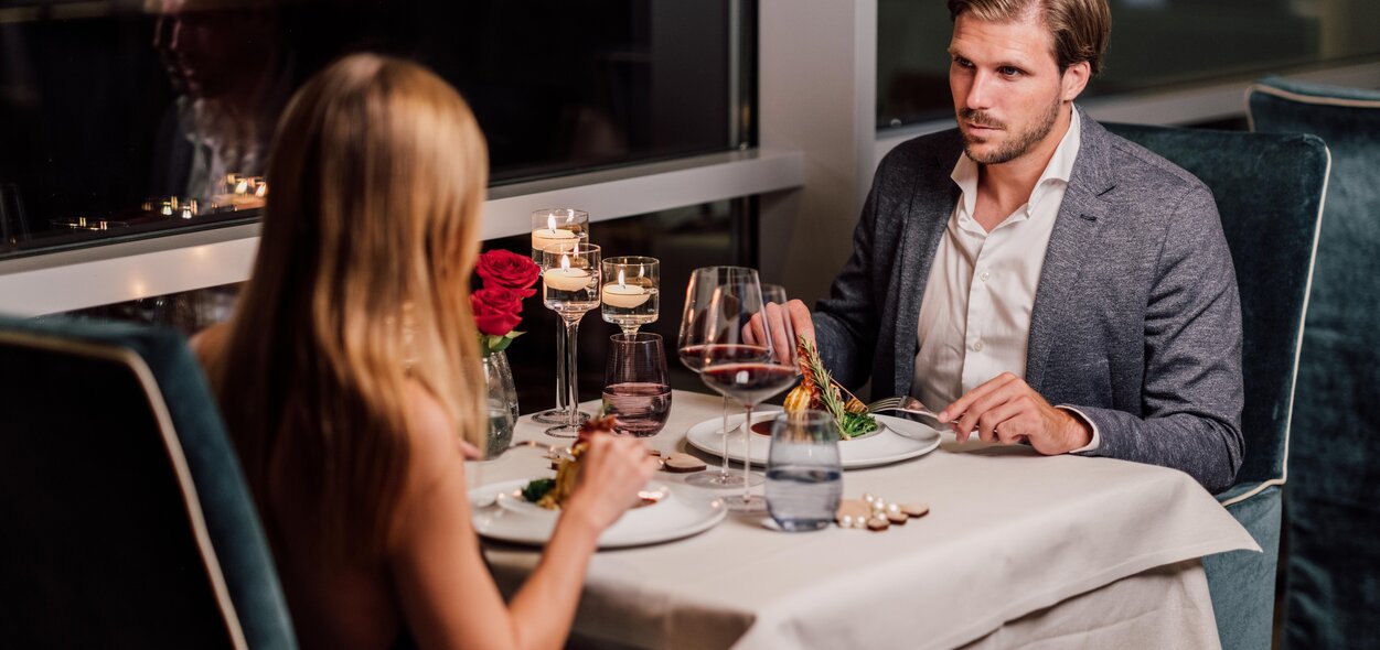Ein Paar genießt ein Candle-Light-Dinner im Geinberg5 Restaurant | © Spa Resort Geinberg / Chris Perkles