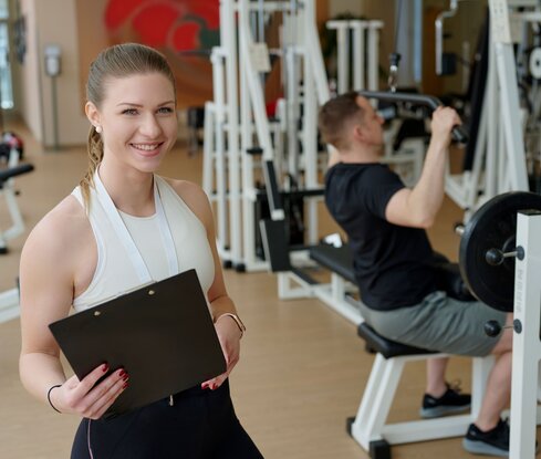 Trainerin und Trainer im Kraftbereich des Fitness Centers im Spa Resort Geinberg | © Spa Resort Geinberg / Anzhelika Kroiss Photography