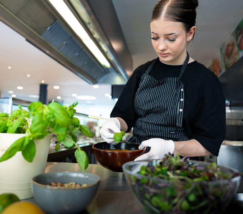 Lehrling richtet im Thermenrestaurant eine Suppe an | © Spa Resort Geinberg
