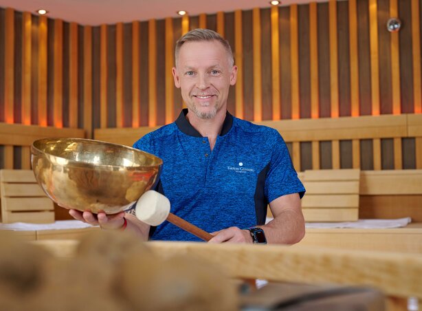 Thermen-Coach bei einem Saunaaufguss in der karibischen Saunawelt | © Spa Resort Geinberg / Anzhelika Kroiss Photography