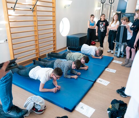 Jugendliche versuchten sich bei der OÖ Job Week 2024 an einer Plank-Challenge im Fitness Center | © Spa Resort Geinberg